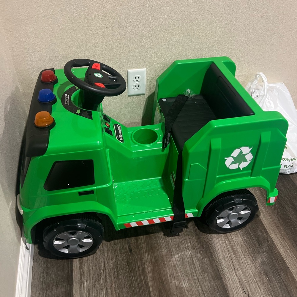 Green Garbage Truck